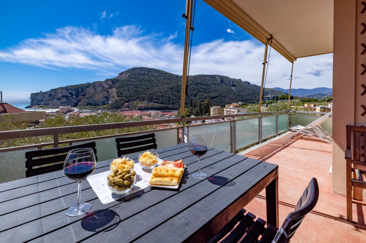 Casa Matilde - Appartamento Vista Mare - Con Posto Auto Finale Ligure Buitenkant foto